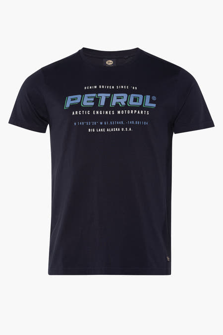 Blauw T-shirt met korte mouwen van Petrol Industries®, met opdruk van de merknaam en grafische elementen.
