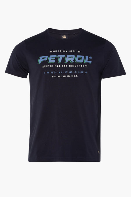 Blauw T-shirt met korte mouwen van Petrol Industries®, met opdruk van de merknaam en grafische elementen.
