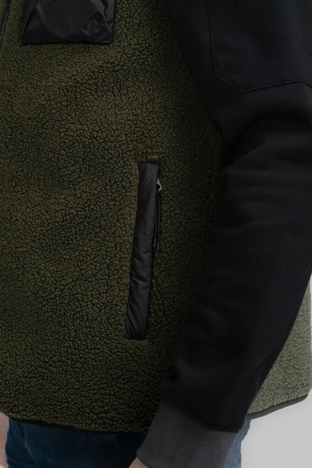 Groene bodywarmer van Petrol Industries met een zachte teddy textuur en zwarte details.
