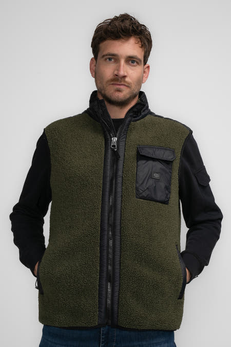 Groene bodywarmer van Petrol Industries met zwarte accenten en ritssluiting aan de voorkant.
