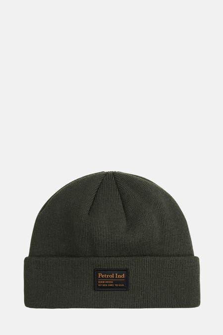 Grijze muts van Petrol Industries met gebreide textuur en een logo patch aan de voorkant.