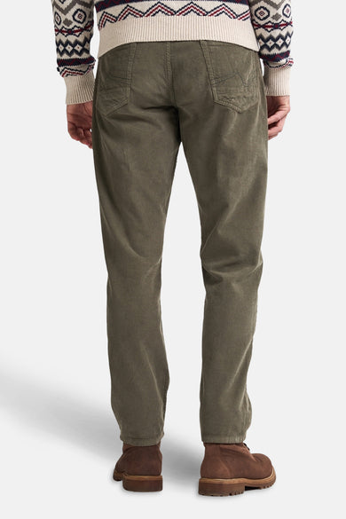 Groene broek van Petrol Industries, met corduroy textuur, achterkant.