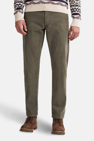 Groene broek van Petrol Industries, met een ribfluwelen textuur en een casual uitstraling, gecombineerd met bruine schoenen en trui.
