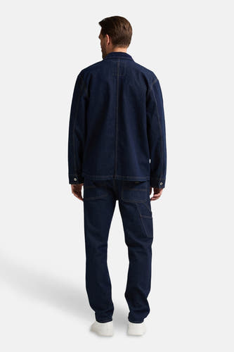 Blauwe jeansjas van Petrol Industries®, gezien van achteren, met bijpassende jeans en witte schoenen.