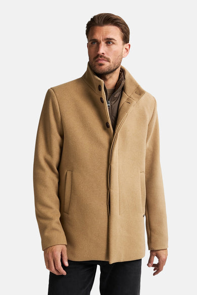 Manteau long beige de Petrol Industries® avec fermeture à boutons et col montant.