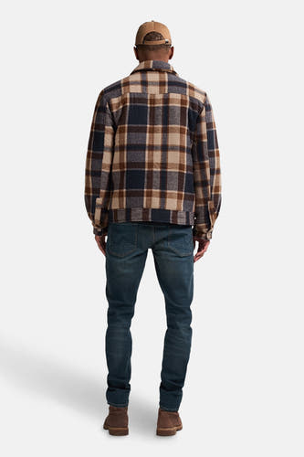 Multikleurige korte jas van Petrol Industries®, met een geruit patroon en gedragen met jeans en laarzen.