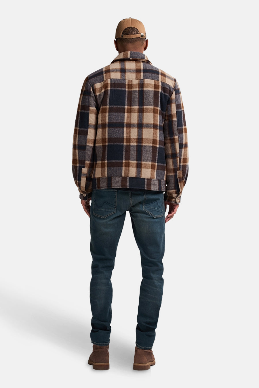 Multikleurige korte jas van Petrol Industries®, met een geruit patroon en gedragen met jeans en laarzen.