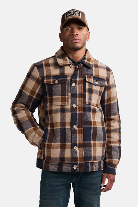 Multikleurige korte jas van Petrol Industries® met een ruitpatroon, knoopsluiting en blauwe jeans.
