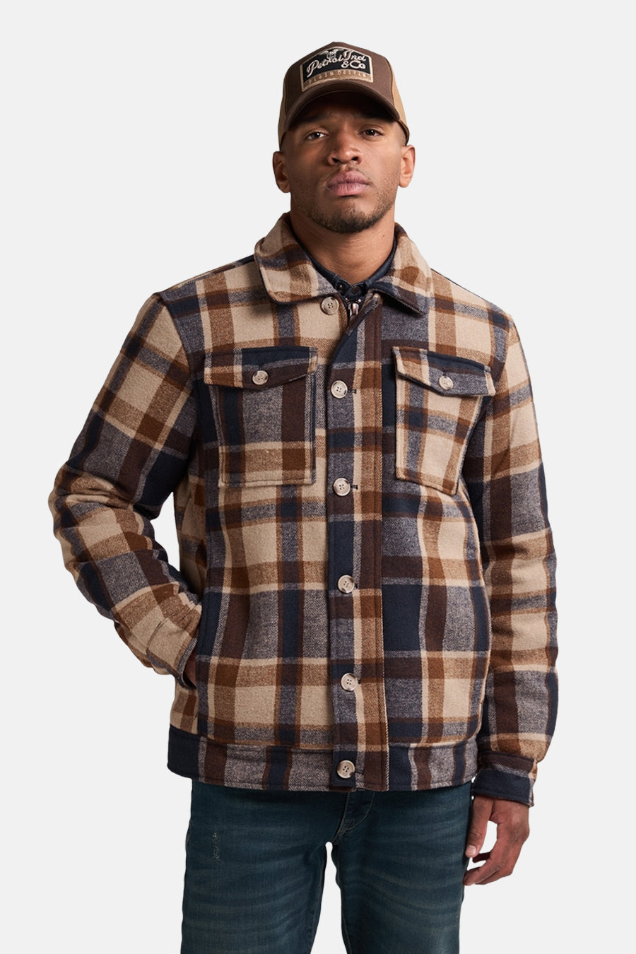 Multikleurige korte jas van Petrol Industries® met een ruitpatroon, knoopsluiting en blauwe jeans.
