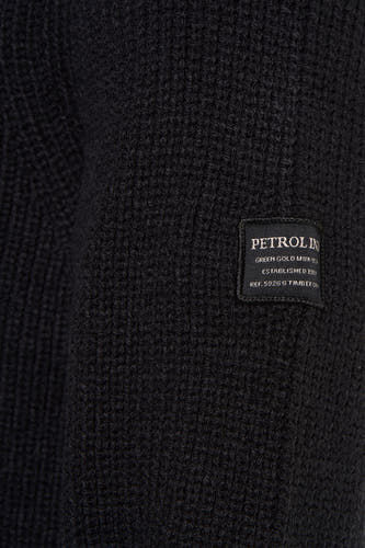 Zwarte trui met ronde hals van Petrol Industries, met een grof gebreide textuur en merklabel.
