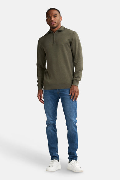 T-shirt vert avec col rond de Petrol Industries, porté avec des jeans bleus et des baskets blanches.