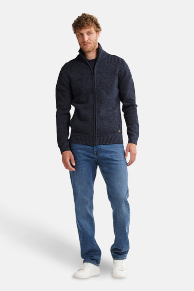 Blauw gilet van Petrol Industries met rits, gecombineerd met jeans en witte sneakers.