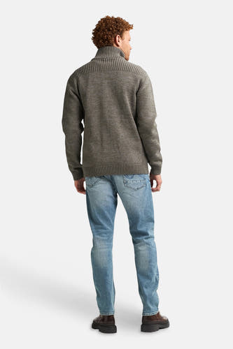 Veste verte de Petrol Industries, vue de derrière, avec un col rayé et des jeans bleu clair.