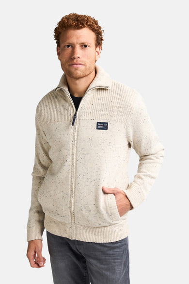 Ecru korte jas van Petrol Industries, met rits en zakken, gedragen met grijze jeans.