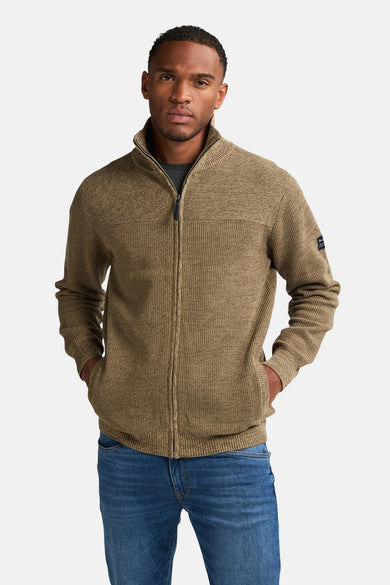 Beige gilet van Petrol Industries met ritssluiting en zakken, gedragen met een donker shirt en spijkerbroek.