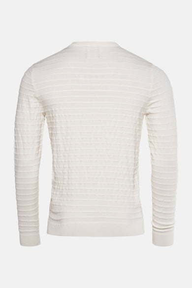Witte trui met ronde hals van Petrol Industries, met horizontale ribbels.
