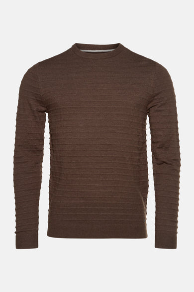 Pull marron avec col rond de Petrol Industries, doté d'un motif côtelé subtil.