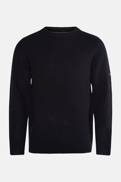 Pull noir avec col rond de Petrol Industries, en tissu finement tricoté et avec une subtile étiquette de marque sur le poignet.