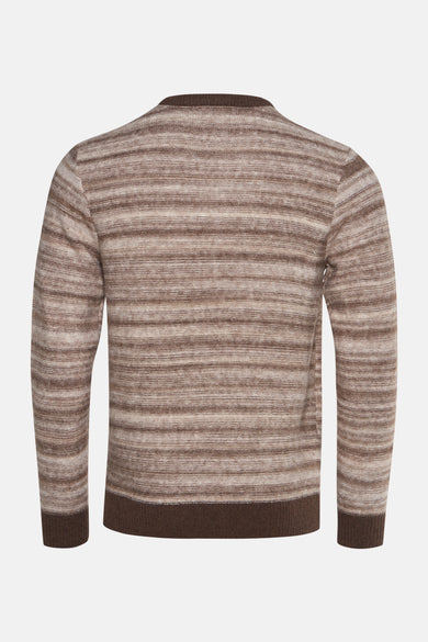 Beige trui met ronde hals van Petrol Industries, met horizontale strepen en lange mouwen, gezien van achteren.
