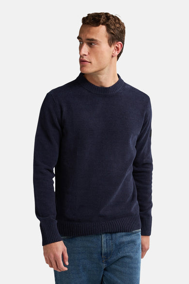 Blauwe trui met ronde hals van Petrol Industries®, gedragen met een jeans.
