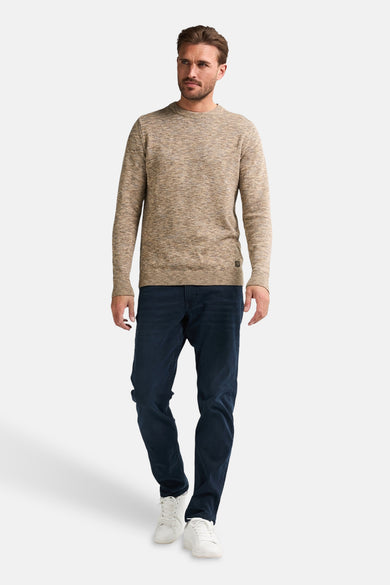 Sweat-shirt jaune avec col rond de Petrol Industries, à longues manches, associé à des jeans bleus foncés et des baskets blanches.
