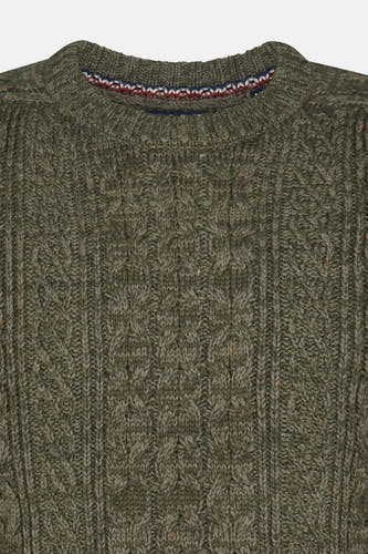 T-shirt vert avec col rond de Petrol Industries®, avec motif côtelé et détails rayés dans la ligne du col.