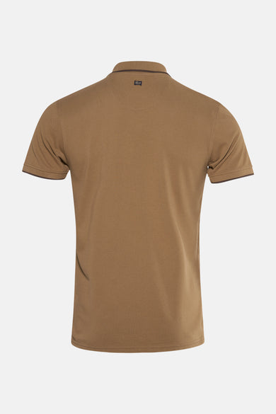 Beige polo met korte mouwen van Petrol Industries, achterkant zichtbaar met een effen textuur en bruine accenten.
