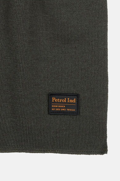 Groene wintersjaal van Petrol Industries, met gebreide textuur en een zwart merklabel.