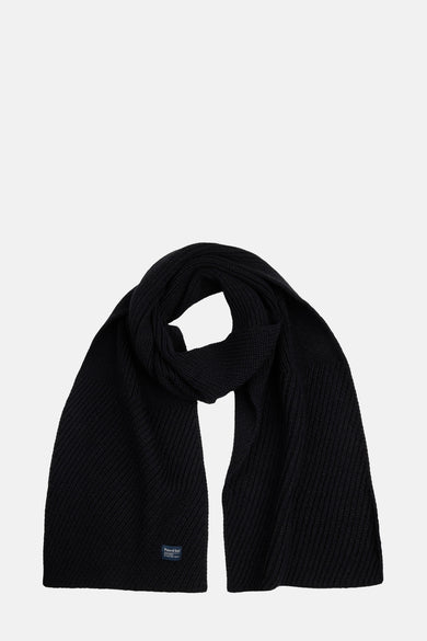 Chapeau d'hiver noir de Petrol Industries, avec une texture côtelée et un détail de étiquette subtil à la base.