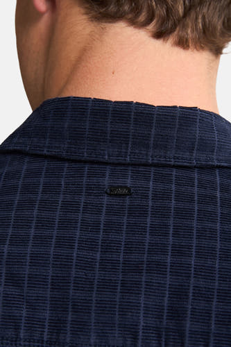 Chemise bleue à manches longues de Petrol Industries, avec une texture légère et un logo subtil de la marque sur le dos.