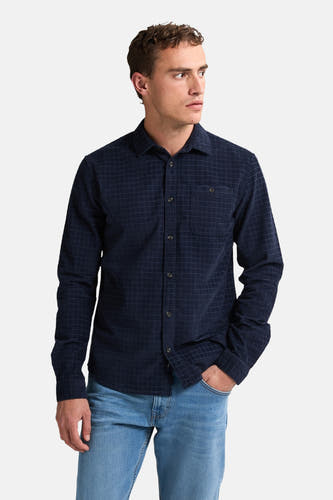 Chemise bleue à manches longues pour hommes de Petrol Industries®, avec un motif de carreaux subtil et une poche po.