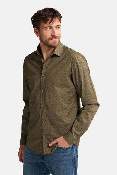 Chemise verte à manches longues de Petrol Industries®, avec un motif subtil et une apparence décontractée.