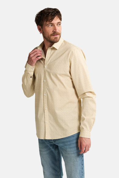 Beige overhemd met lange mouwen van Petrol Industries®, met een subtiel patroon, gecombineerd met jeans.
