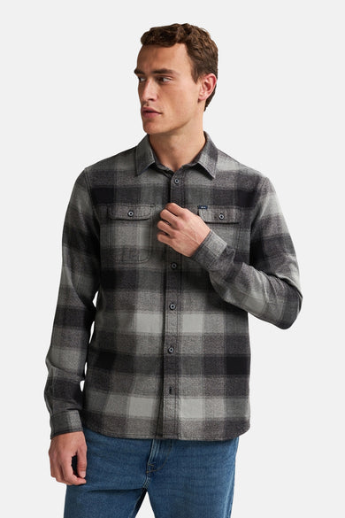 Chemise noire à manches longues de Petrol Industries avec un col et des poches po po gris et noir.