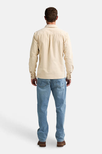 Beige overhemd met lange mouwen van Petrol Industries, gezien van achteren, met blauwe jeans en bruine schoenen.