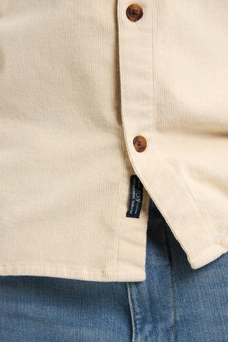 Beige hemd met lange mouwen van Petrol Industries, corduroy textuur en knoopsluiting, gedragen met een blauwe jeans.