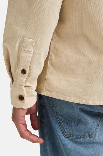 Beige overhemd met lange mouwen van Petrol Industries, zichtbaar detail van corduroy textuur en jeans achterzak.
