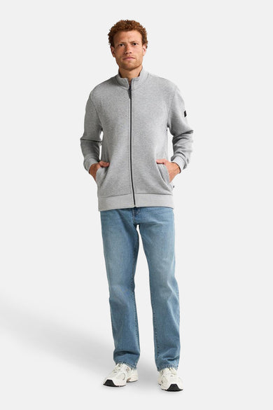 Gilet gris de Petrol Industries, avec fermeture éclair et poches, porté avec des jeans et des baskets.