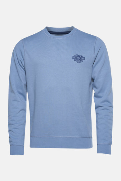 Blauwe sweater met ronde hals van Petrol Industries, met klein logo op de borst.
