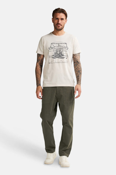 Pantalon cargo vert de Petrol Industries Industries combiné avec un T-shirt imprimé et des baskets blanches.