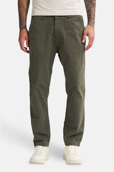 Pantalon de travail vert de Petrol Industries, avec des poches et une coupe décontractée.
