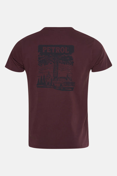 T-shirt Bordeaux à manches courtes de Petrol Industries avec un imprimé sur le dos.