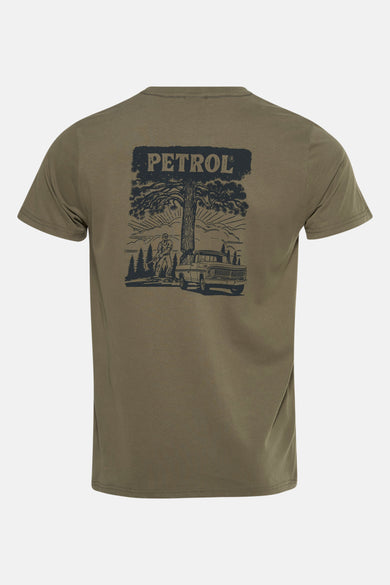 T-shirt Kaki de Petrol Industries avec une impression d'un bûcheron et d'une voiture sur le dos.