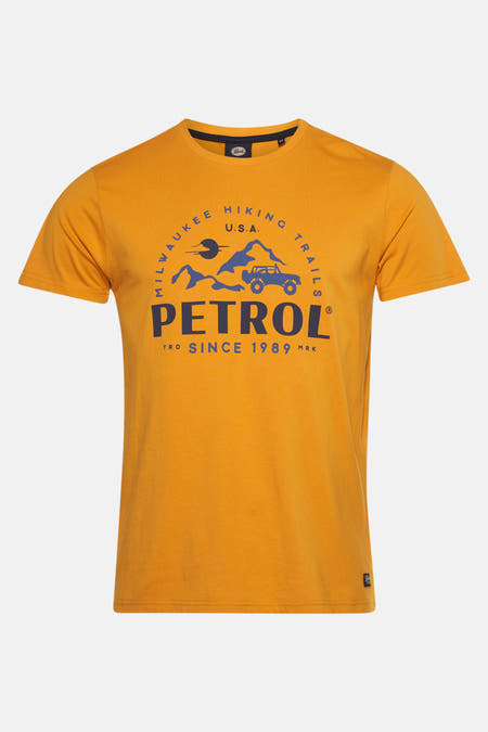 Geel T-shirt met korte mouwen van Petrol Industries®, met blauwe print van bergen, een auto en de tekst "Petrol".
