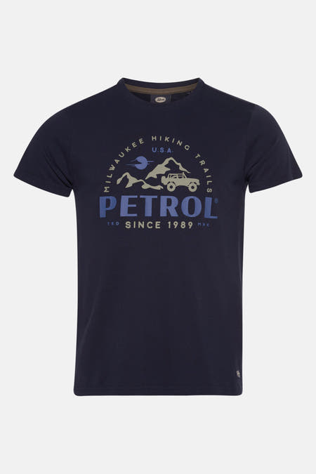 Blauw T-shirt met korte mouwen van Petrol Industries, met een vintage grafische print van wandelen en een terreinwagen.