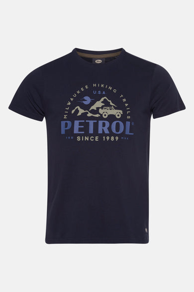 Blauw T-shirt met korte mouwen van Petrol Industries, met een vintage grafische print van wandelen en een terreinwagen.