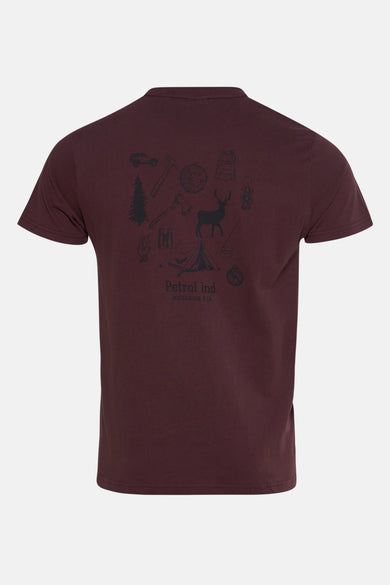 Bordeaux t-shirt met korte mouwen van Petrol Industries, met print van kampeerattributen op de rug.