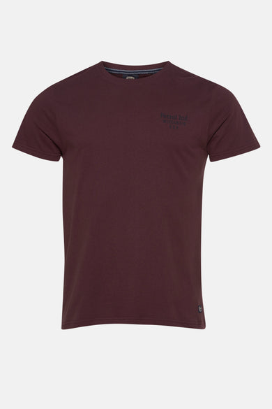 Bordeaux T-shirt met korte mouwen van Petrol Industries, met een tekstprint op de borst en een labeldetail aan de onderkant.
