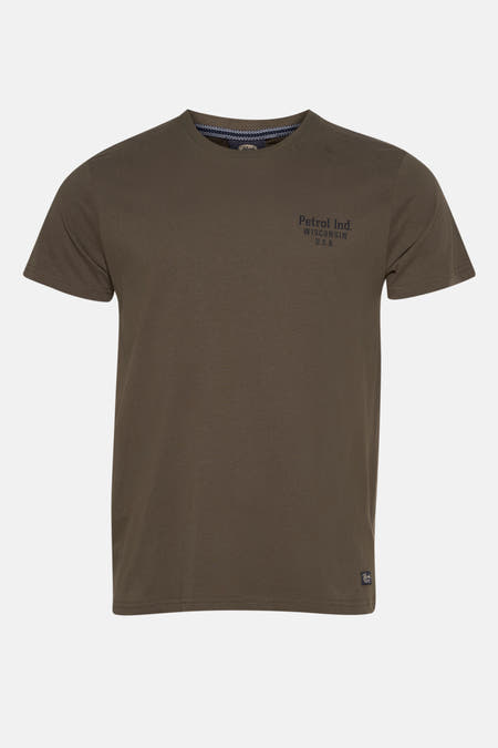 Groen T-shirt met korte mouwen van Petrol Industries, met kleine tekst op de borst en logo onderaan.