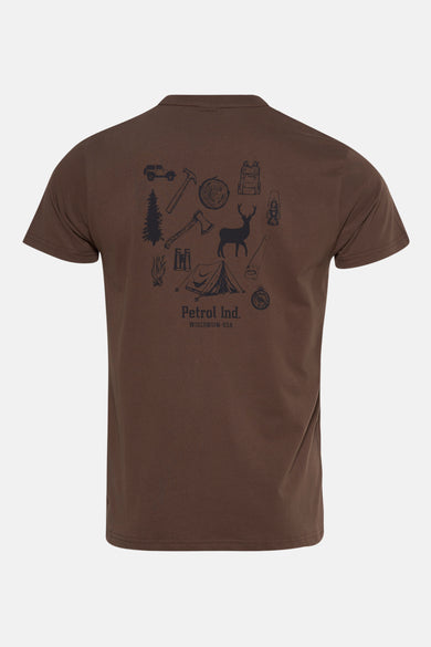 Bruin T-shirt met korte mouwen van Petrol Industries, met camping-gerelateerde print op de rug.